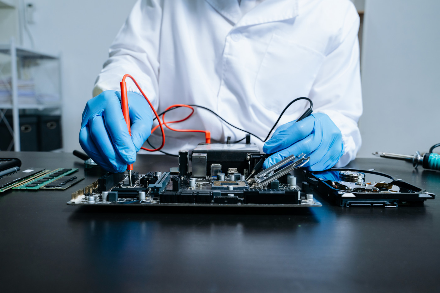 ESD und statische Aufladung erkennen – bevor sie zum Problem werden